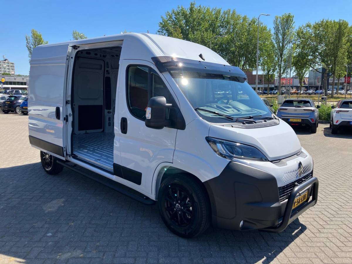 Citroën Jumper Citroen Jumper 2.2 BlueHDi 140 S&S L2H2 3.5t | Adaptieve Cruise control | Achteruitrijcamera | Climate control  | Navigatie | 3 persoons | Side steps | Lichtmetalen velgen black | Pushbar
