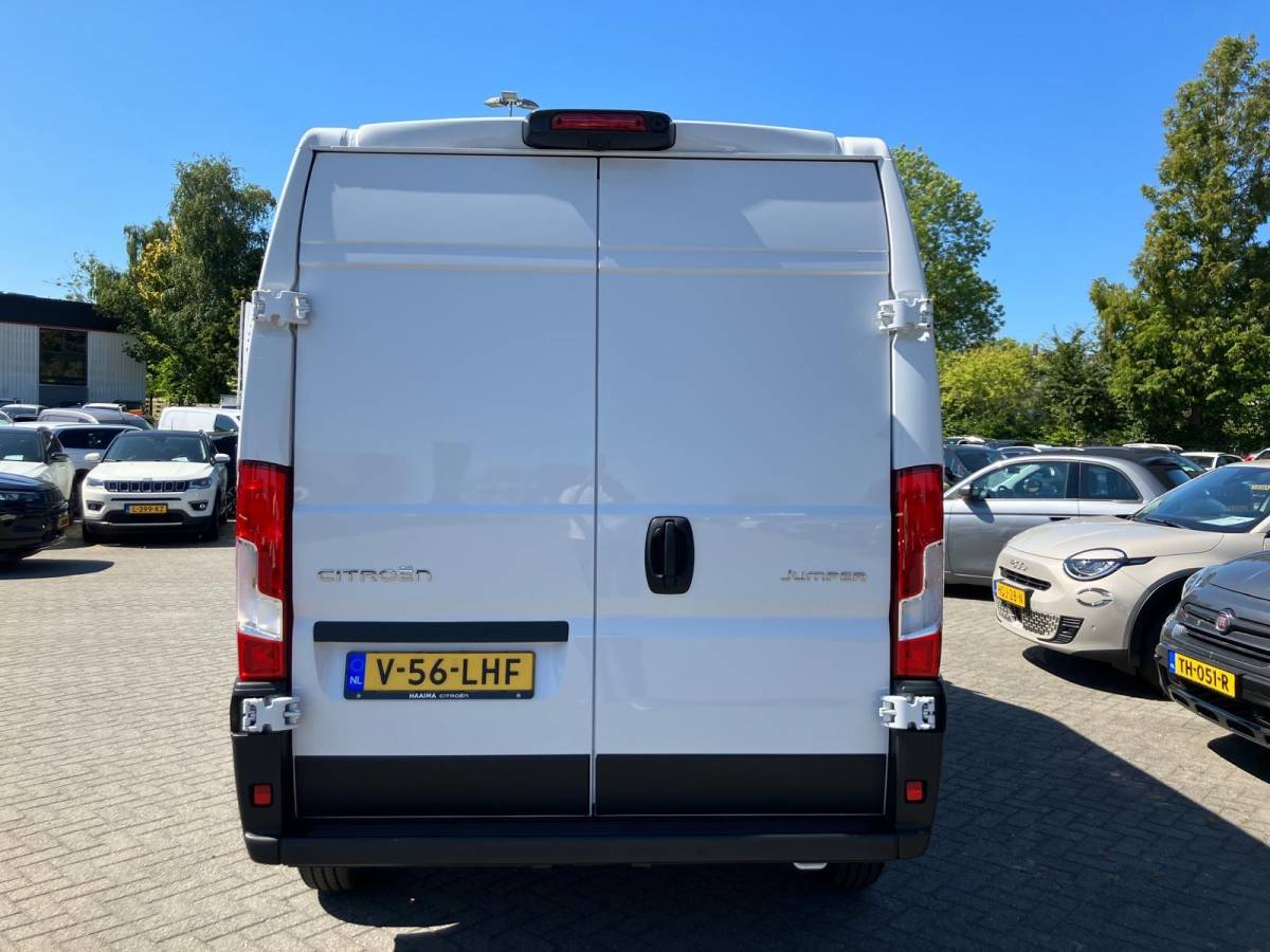 Citroën Jumper Citroen Jumper 2.2 BlueHDi 140 S&S L2H2 3.5t | Adaptieve Cruise control | Achteruitrijcamera | Climate control  | Navigatie | 3 persoons | Side steps | Lichtmetalen velgen black | Pushbar