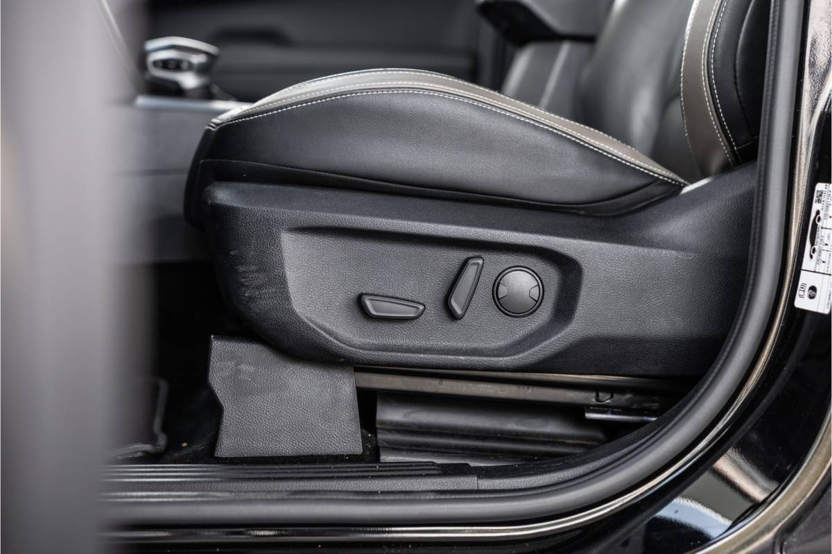 Volkswagen Amarok Volkswagen Amarok 3.0 TDI 4Motion | ACC | Side Assist | 360 Camera | Trekhaak | Harman Kardon | 20” velgen | Grijs kenteken | CarPlay | Lederen bekleding | Navigatie | Elek stoelen | LED Koplampen | Nieuwe APK