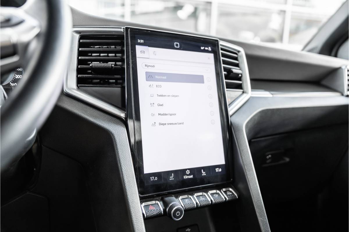 Volkswagen Amarok Volkswagen Amarok 3.0 TDI 4Motion | ACC | Side Assist | 360 Camera | Trekhaak | Harman Kardon | 20” velgen | Grijs kenteken | CarPlay | Lederen bekleding | Navigatie | Elek stoelen | LED Koplampen | Nieuwe APK