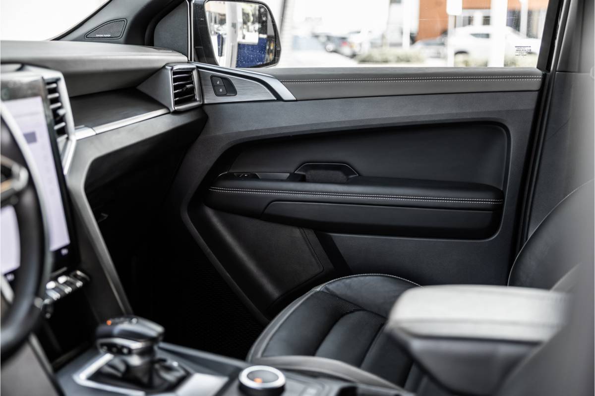 Volkswagen Amarok Volkswagen Amarok 3.0 TDI 4Motion | ACC | Side Assist | 360 Camera | Trekhaak | Harman Kardon | 20” velgen | Grijs kenteken | CarPlay | Lederen bekleding | Navigatie | Elek stoelen | LED Koplampen | Nieuwe APK