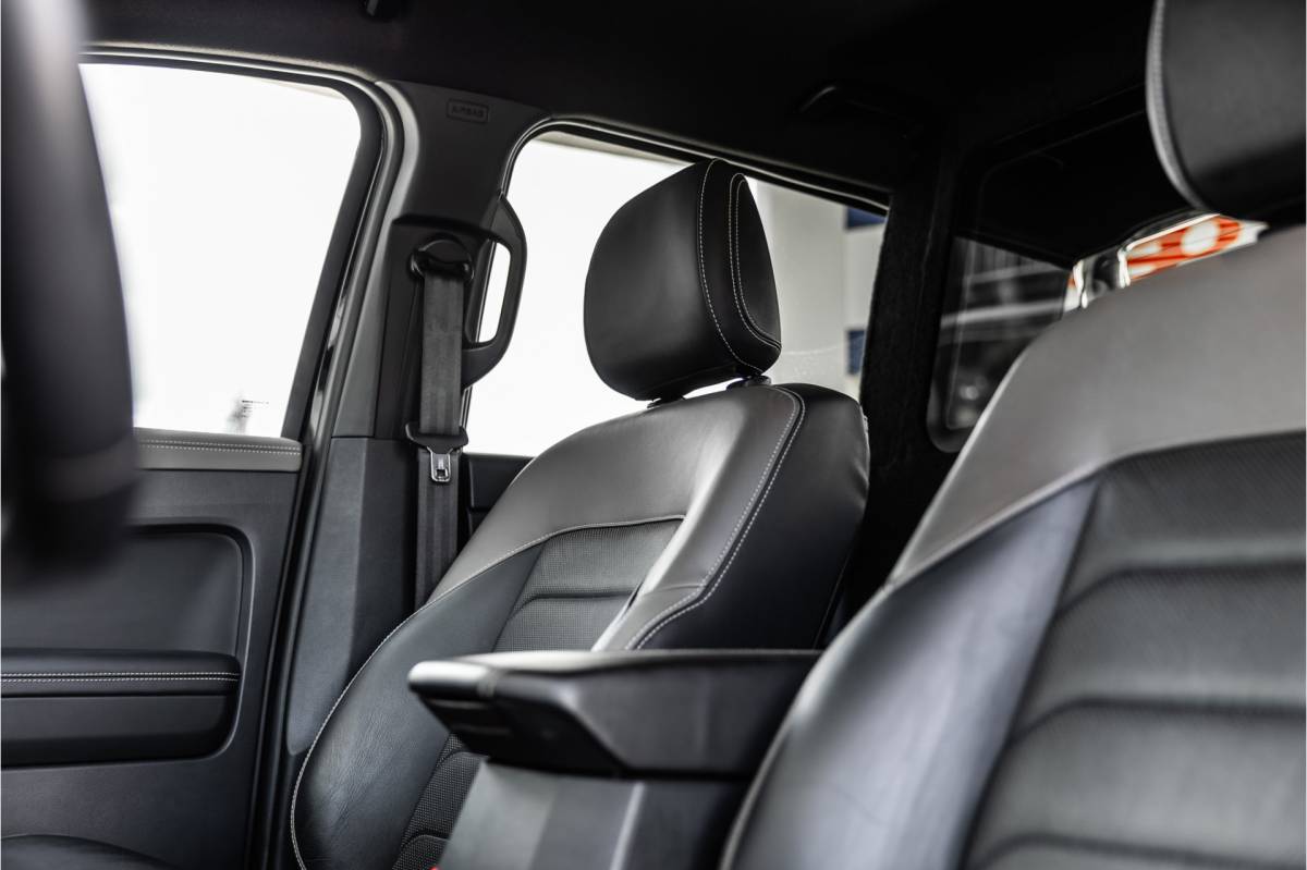 Volkswagen Amarok Volkswagen Amarok 3.0 TDI 4Motion | ACC | Side Assist | 360 Camera | Trekhaak | Harman Kardon | 20” velgen | Grijs kenteken | CarPlay | Lederen bekleding | Navigatie | Elek stoelen | LED Koplampen | Nieuwe APK
