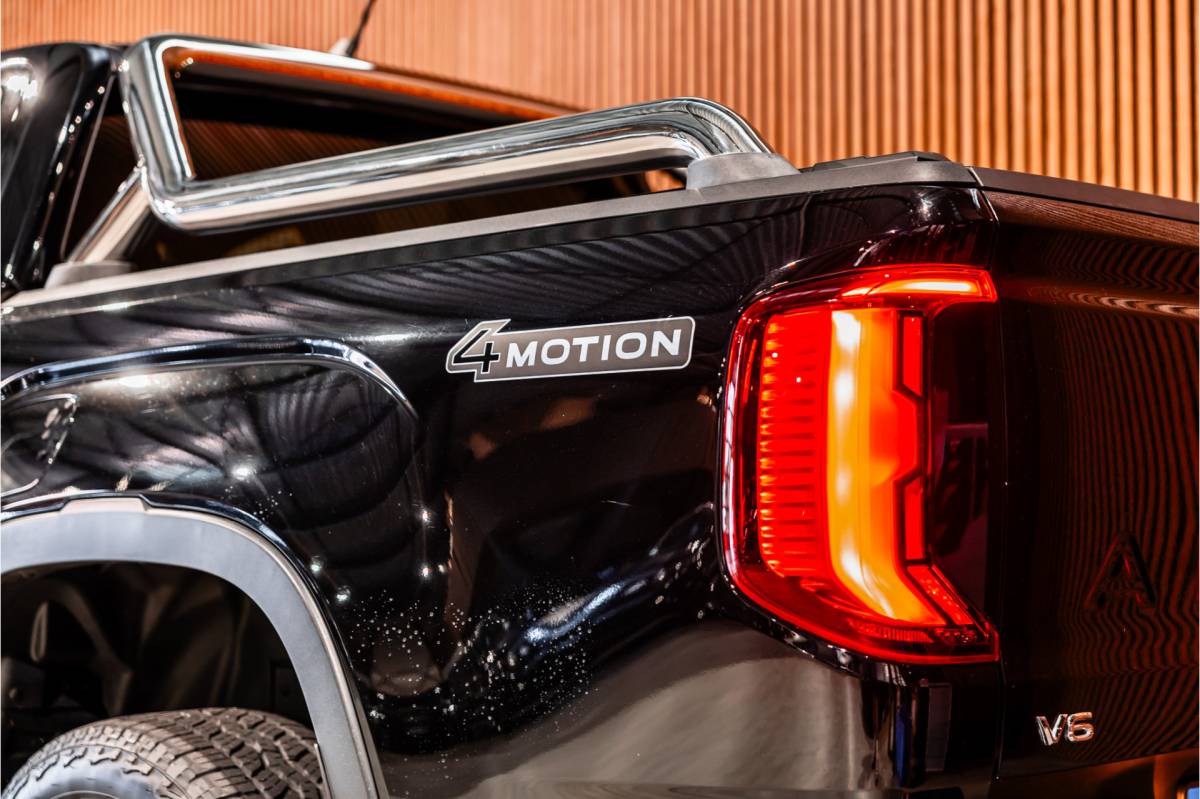 Volkswagen Amarok Volkswagen Amarok 3.0 TDI 4Motion | ACC | Side Assist | 360 Camera | Trekhaak | Harman Kardon | 20” velgen | Grijs kenteken | CarPlay | Lederen bekleding | Navigatie | Elek stoelen | LED Koplampen | Nieuwe APK