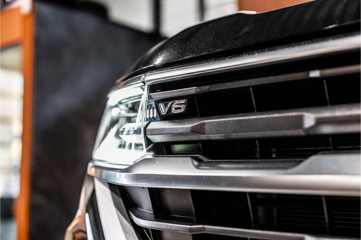Volkswagen Amarok Volkswagen Amarok 3.0 TDI 4Motion | ACC | Side Assist | 360 Camera | Trekhaak | Harman Kardon | 20” velgen | Grijs kenteken | CarPlay | Lederen bekleding | Navigatie | Elek stoelen | LED Koplampen | Nieuwe APK