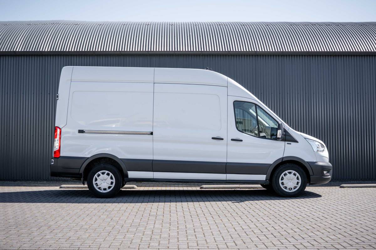 Ford Transit Ford Transit | L3H3 |  130Pk | Inrichting | 3-Zits | Camera | Cruise | PDC | Airco