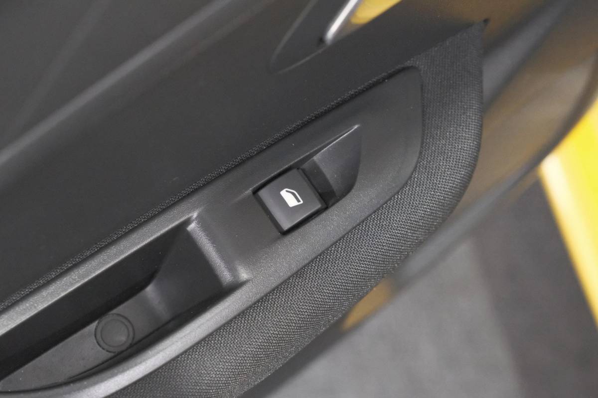 Peugeot e-208 Peugeot e-208 EV Active Pack 50 kWh | 96,8% SOH | Navigatie | Parkeersensoren | Stoelverwarming