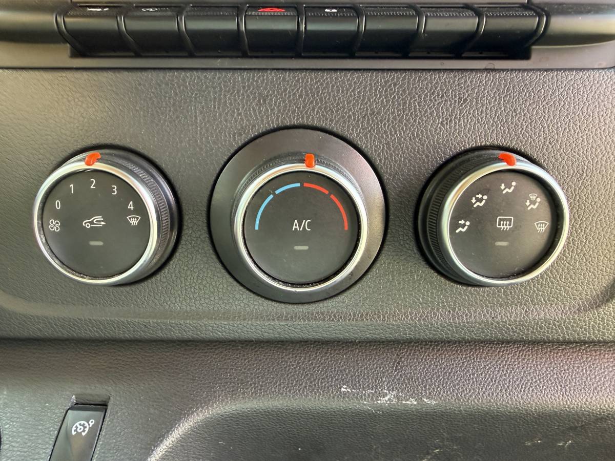 Renault Master Renault Master Plancher T35 2.3 DCI 150PK Lowliner Bakwagen Airco Cruise Control Camera Foodtruck Meubelbak Paardenwagen