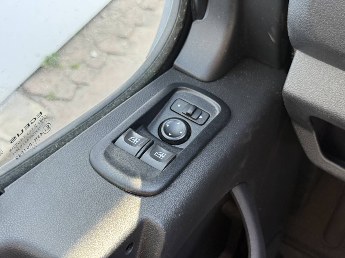 Renault Master Renault Master Plancher T35 2.3 DCI 150PK Lowliner Bakwagen Airco Cruise Control Camera Foodtruck Meubelbak Paardenwagen