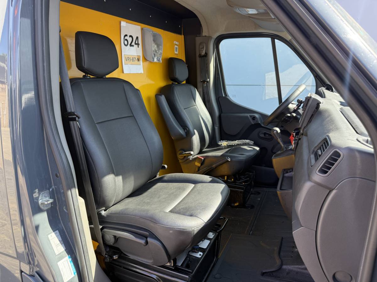 Renault Master Renault Master Plancher T35 2.3 DCI 150PK Lowliner Bakwagen Airco Cruise Control Camera Foodtruck Meubelbak Paardenwagen