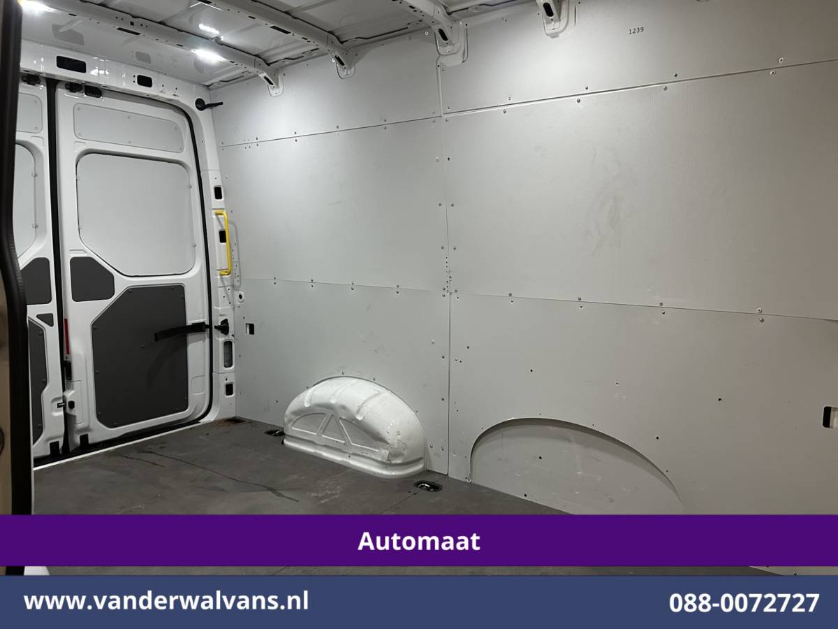 Volkswagen Crafter Volkswagen Crafter 2.0 TDI 141pk Automaat L3H3 L2H2 Euro6 Airco | Camera | Apple Carplay | 3000kg Trekhaak | Adaptieve Cruisecontrol Android Auto, Chauffeursstoel, Parkeersensoren, Stoelverwarming, Tachograaf