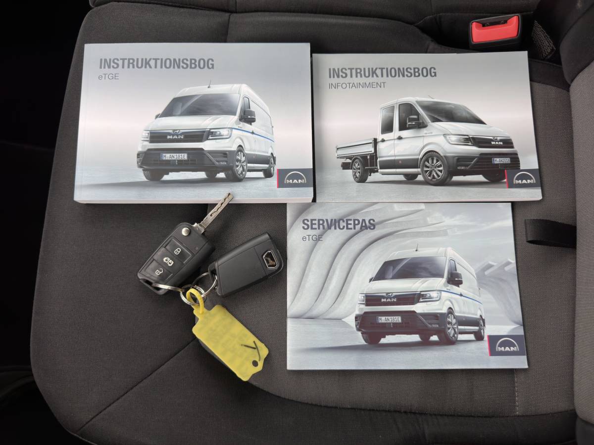 MAN eTGE Man eTGE Basis 36 kWh L3 H3 (2-Fase) {Soh-88%} Aut. *HEATPUMP | NAVI-FULLMAP | AIRCO | CRUISE | 3-PERS | CAMERA | HEATED-ERGO-SEATS | PDC | DAB | WIFI | FULL-LED | CCS-FASTLOADER*