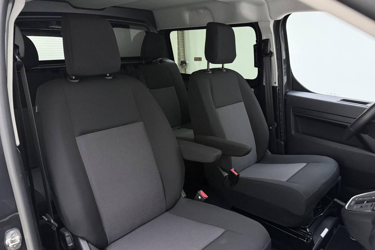 Opel Vivaro Opel Vivaro 2.0 Diesel 180 S&S L3 DC | Dubbele cabine | Dubbele zijschuifdeur | Navigatie | Stoel & Stuurverwarming | Climate control | Laadruimte betimmering | Trekhaak