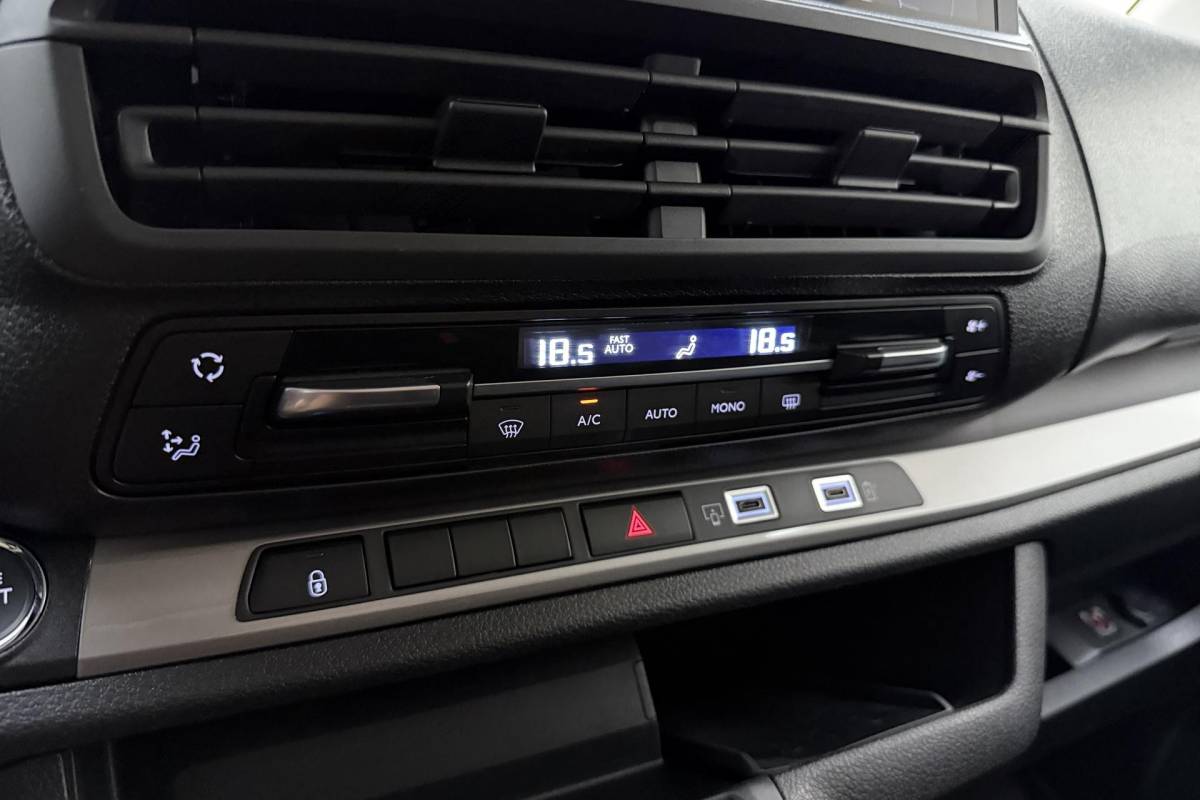 Opel Vivaro Opel Vivaro 2.0 Diesel 180 S&S L3 DC | Dubbele cabine | Dubbele zijschuifdeur | Navigatie | Stoel & Stuurverwarming | Climate control | Laadruimte betimmering | Trekhaak