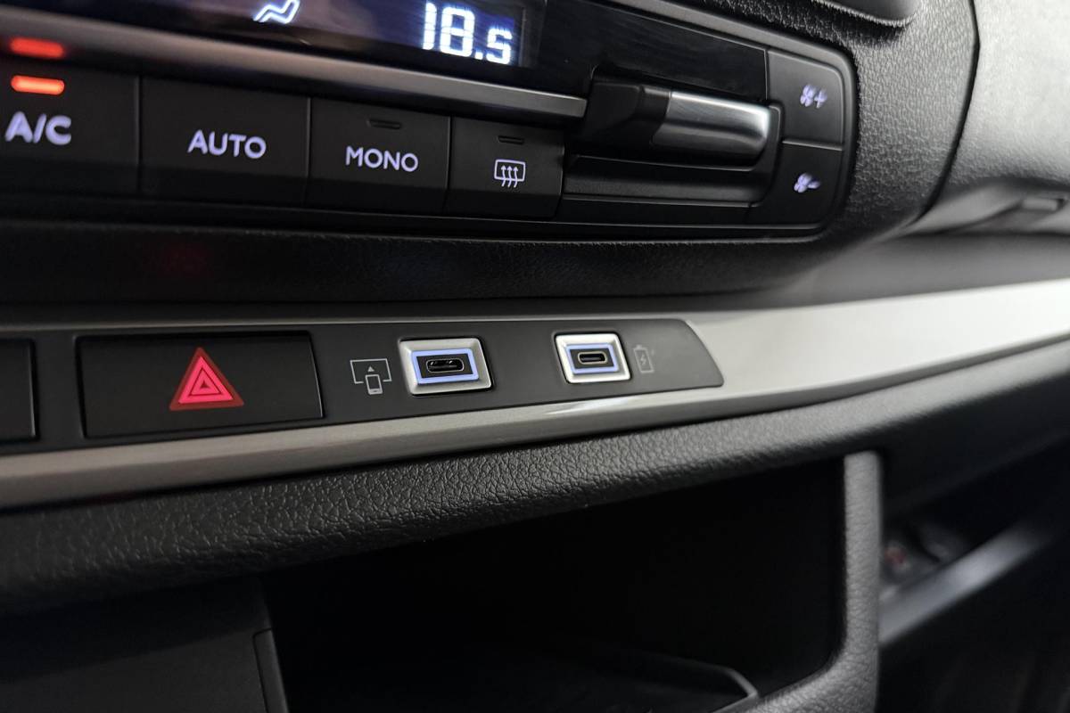 Opel Vivaro Opel Vivaro 2.0 Diesel 180 S&S L3 DC | Dubbele cabine | Dubbele zijschuifdeur | Navigatie | Stoel & Stuurverwarming | Climate control | Laadruimte betimmering | Trekhaak