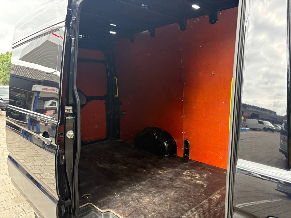 Volkswagen Crafter Volkswagen Crafter 35 2.0 TDI L3H3 Highline|140PK|Automaat|airco|cruise|apple carplay|achteruitrijcamer|trekhaak 3000KG trek|EURO6