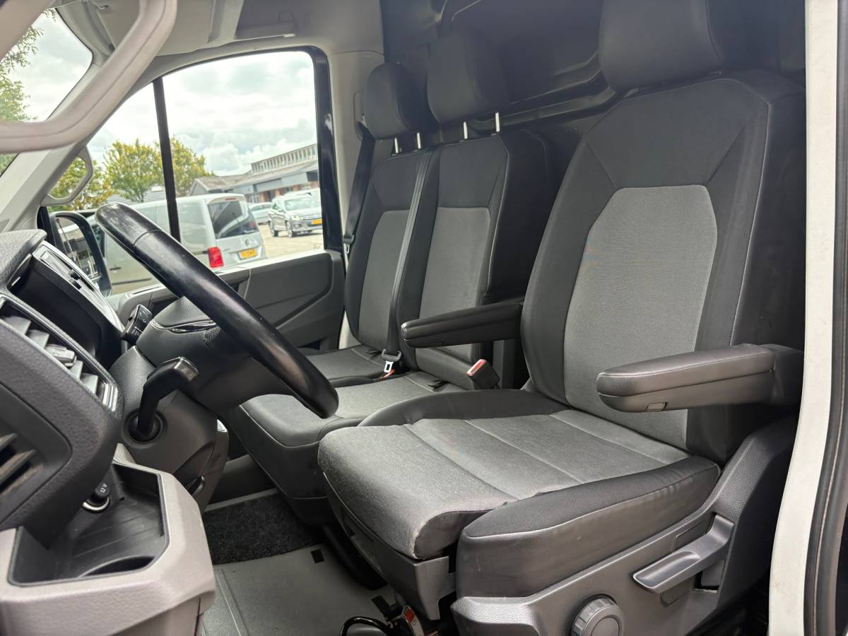 Volkswagen Crafter Volkswagen Crafter 35 2.0 TDI L3H3 Highline|140PK|Automaat|airco|cruise|apple carplay|achteruitrijcamer|trekhaak 3000KG trek|EURO6