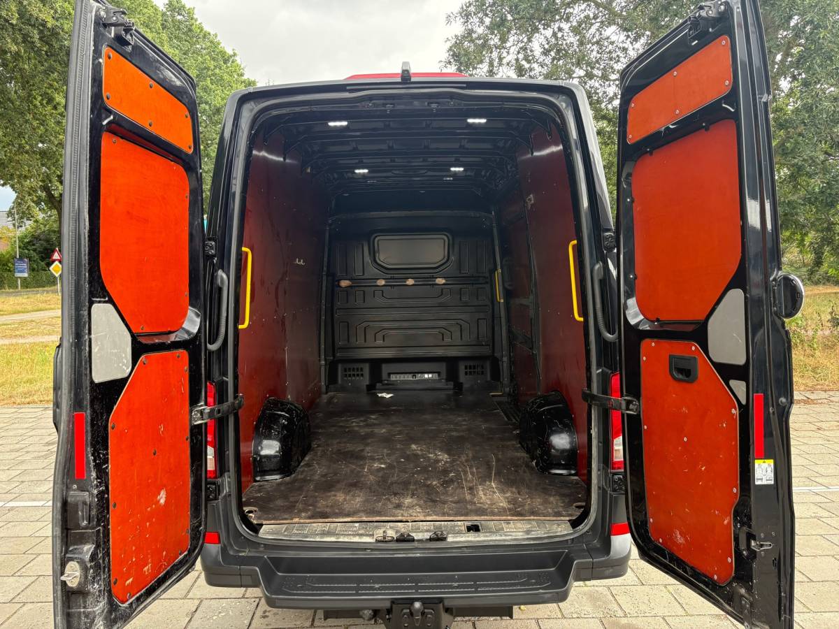 Volkswagen Crafter Volkswagen Crafter 35 2.0 TDI L3H3 Highline|140PK|Automaat|airco|cruise|apple carplay|achteruitrijcamer|trekhaak 3000KG trek|EURO6