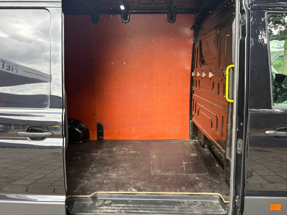 Volkswagen Crafter Volkswagen Crafter 35 2.0 TDI L3H3 Highline|140PK|Automaat|airco|cruise|apple carplay|achteruitrijcamer|trekhaak 3000KG trek|EURO6