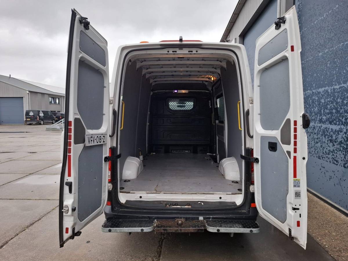 Volkswagen Crafter Volkswagen Crafter 35 2.0 TDI L3H3 EL Highline AIRCO / CRUISE CONTROLE / TREKHAAK / NAVI / CARPLAY