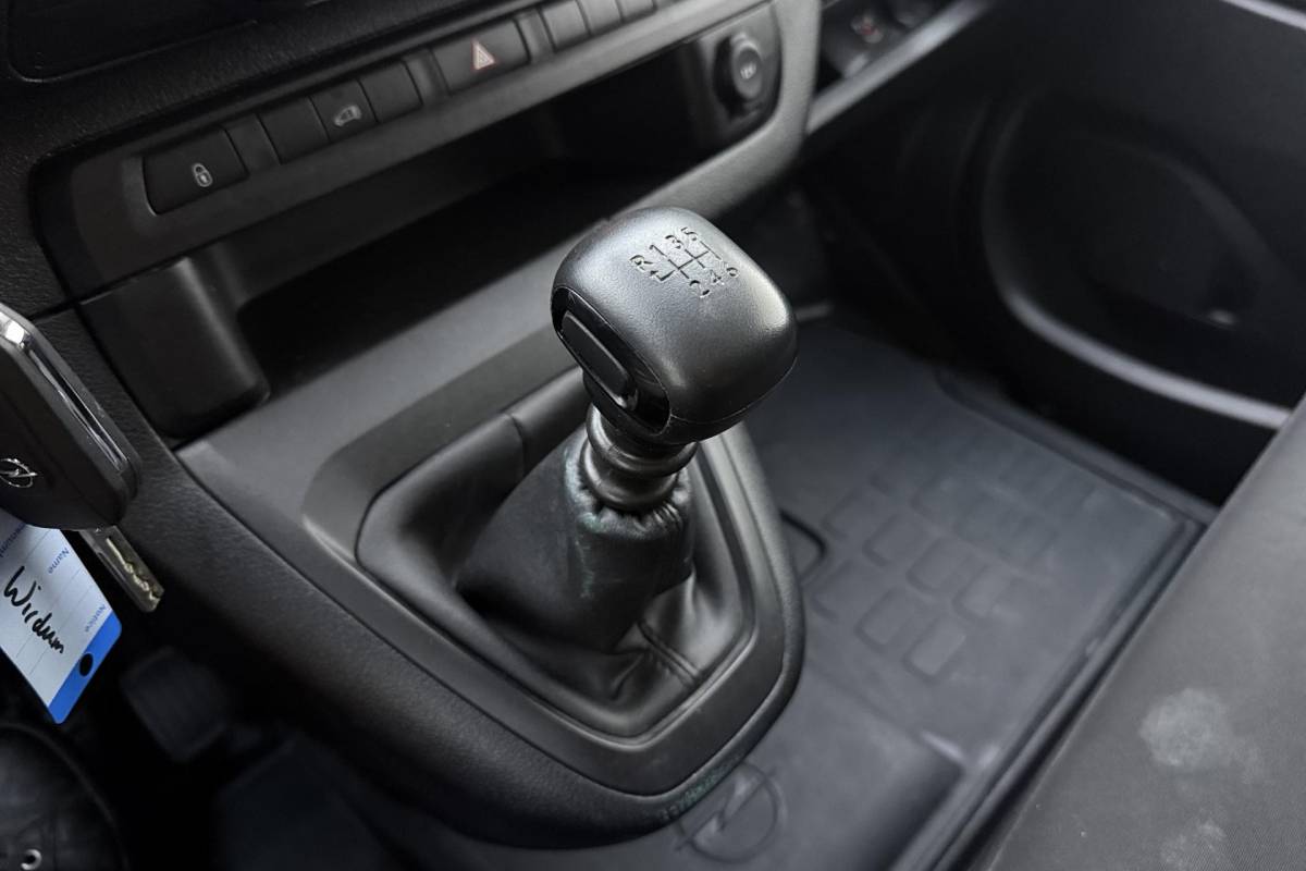 Opel Vivaro Opel Vivaro 2.0 Diesel 145 L3 | Trekhaak | Imperiaal | 3-Zits | Achteruitrijcamera | Apple Carplay/Android Auto | Airco