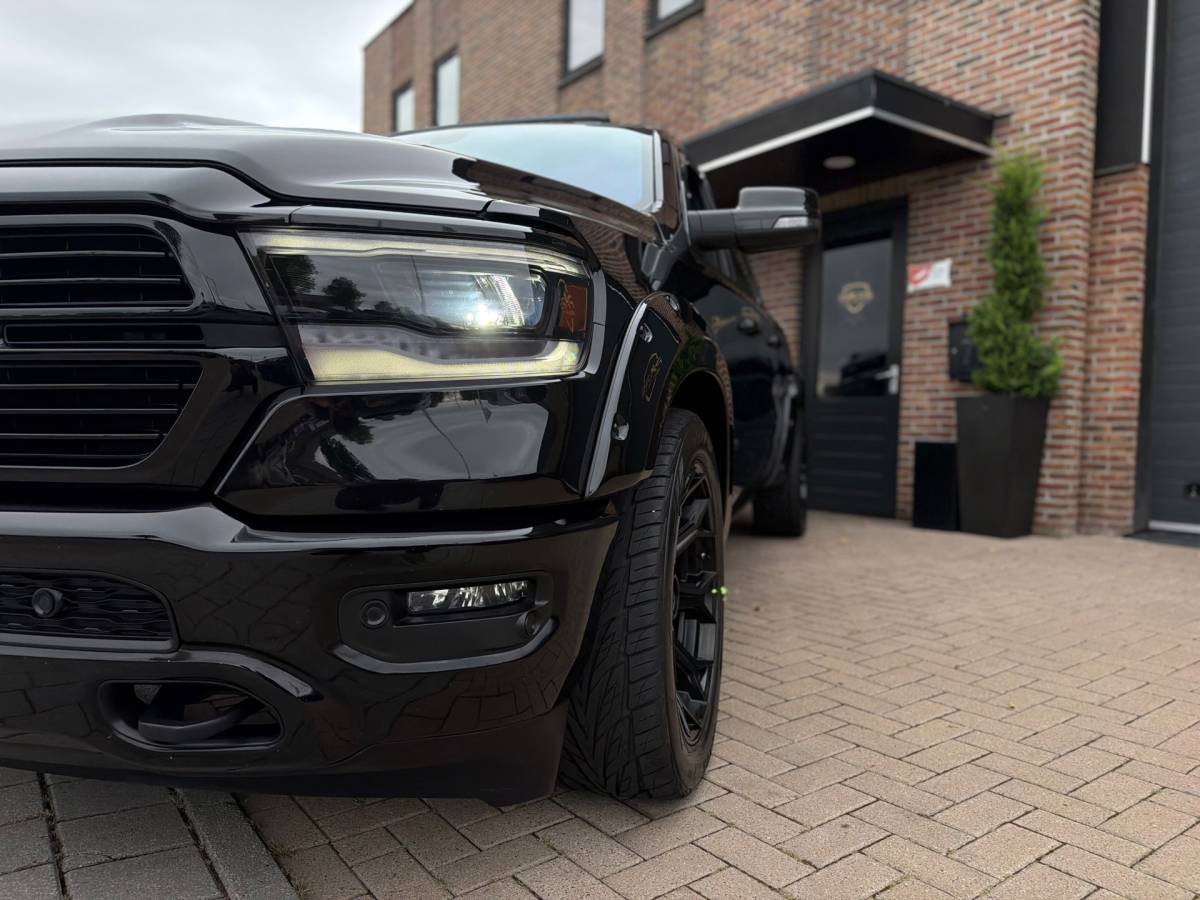 Dodge Ram 1500 Dodge Ram 1500 5.7 V8 4×4 Crew Cab 401PK Laramie Bom volle opties Pano Groot Navi breed set velgen zeer nette!!
