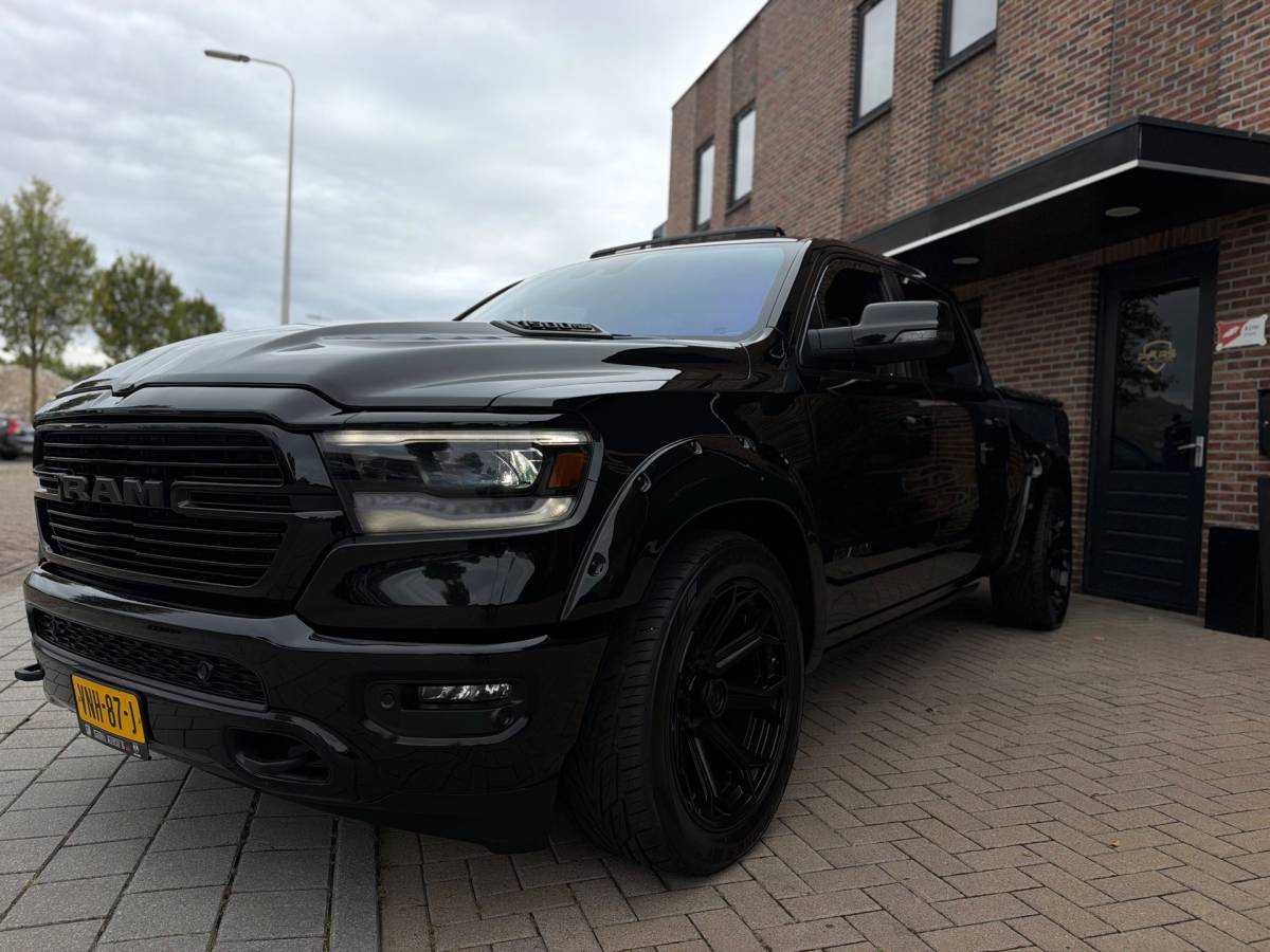 Dodge Ram 1500 Dodge Ram 1500 5.7 V8 4×4 Crew Cab 401PK Laramie Bom volle opties Pano Groot Navi breed set velgen zeer nette!!