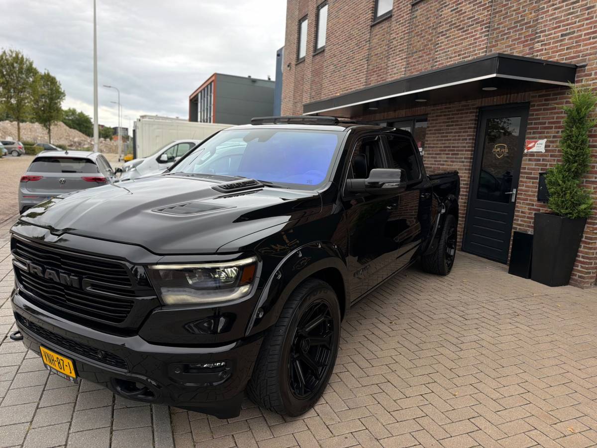 Dodge Ram 1500 Dodge Ram 1500 5.7 V8 4×4 Crew Cab 401PK Laramie Bom volle opties Pano Groot Navi breed set velgen zeer nette!!