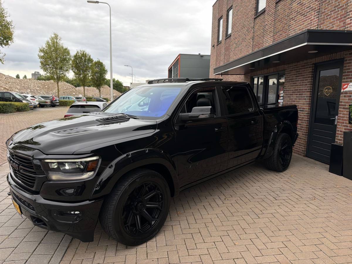 Dodge Ram 1500 Dodge Ram 1500 5.7 V8 4×4 Crew Cab 401PK Laramie Bom volle opties Pano Groot Navi breed set velgen zeer nette!!
