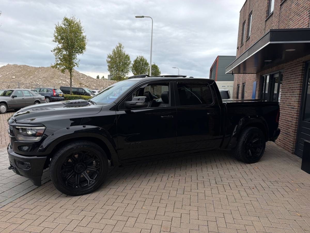 Dodge Ram 1500 Dodge Ram 1500 5.7 V8 4×4 Crew Cab 401PK Laramie Bom volle opties Pano Groot Navi breed set velgen zeer nette!!