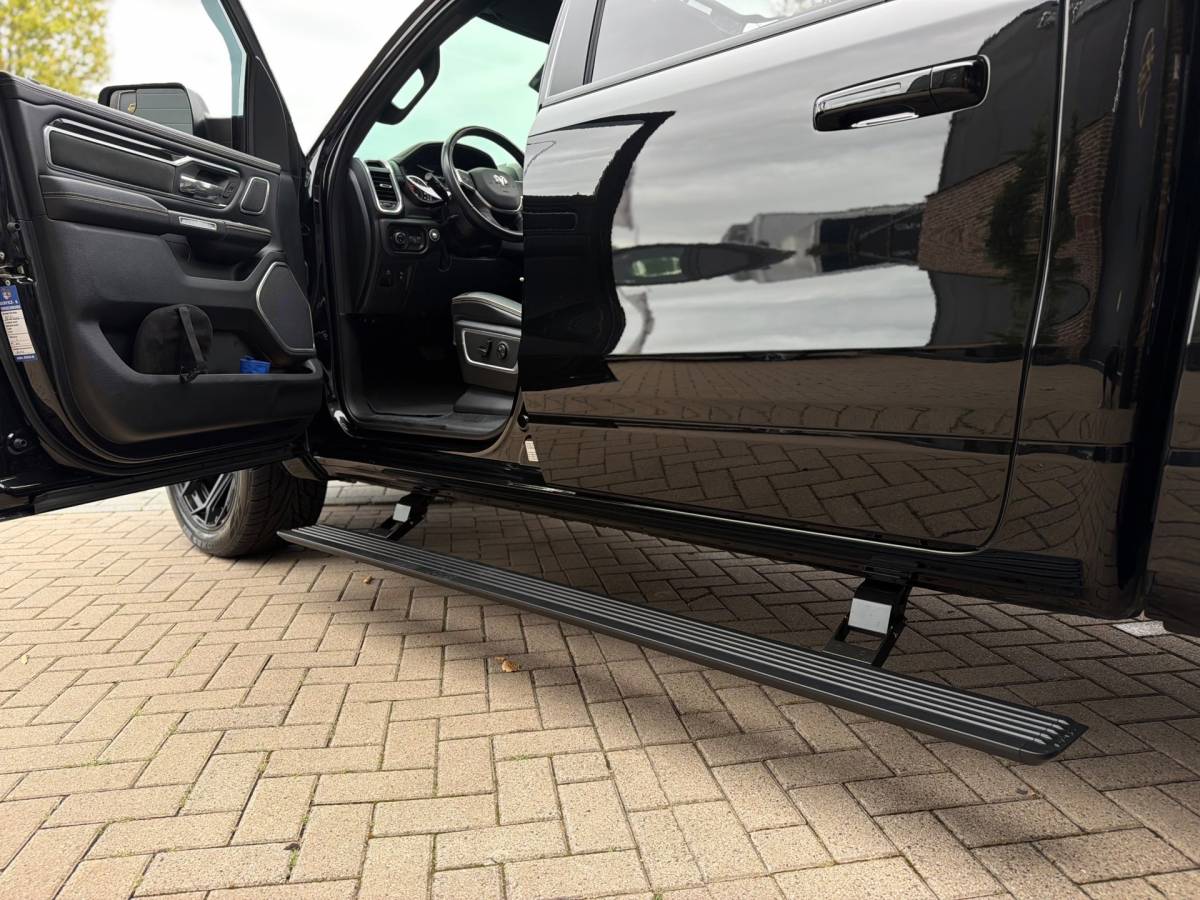 Dodge Ram 1500 Dodge Ram 1500 5.7 V8 4×4 Crew Cab 401PK Laramie Bom volle opties Pano Groot Navi breed set velgen zeer nette!!