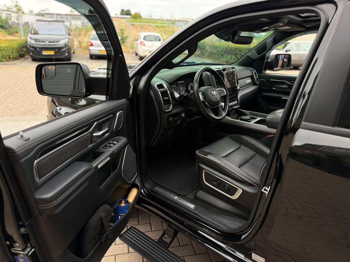 Dodge Ram 1500 Dodge Ram 1500 5.7 V8 4×4 Crew Cab 401PK Laramie Bom volle opties Pano Groot Navi breed set velgen zeer nette!!