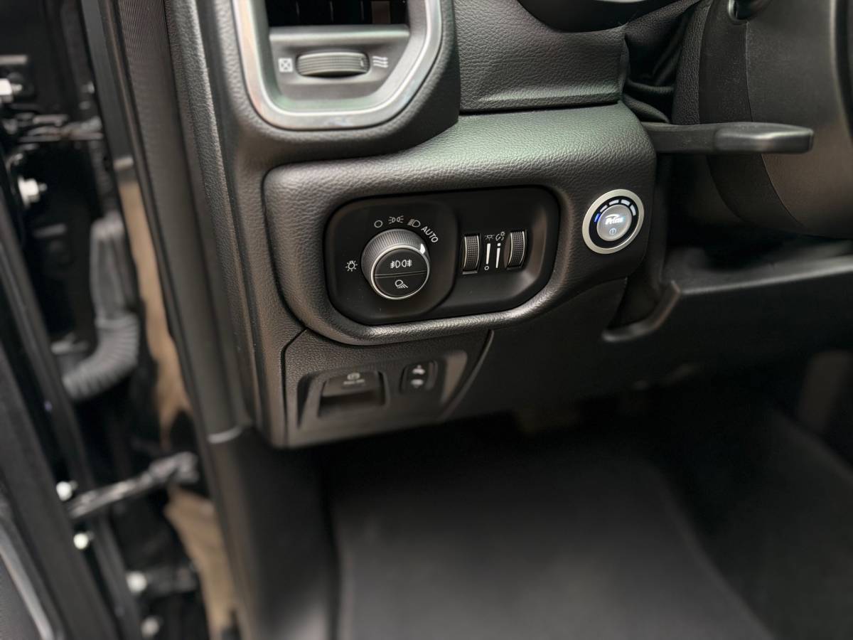 Dodge Ram 1500 Dodge Ram 1500 5.7 V8 4×4 Crew Cab 401PK Laramie Bom volle opties Pano Groot Navi breed set velgen zeer nette!!