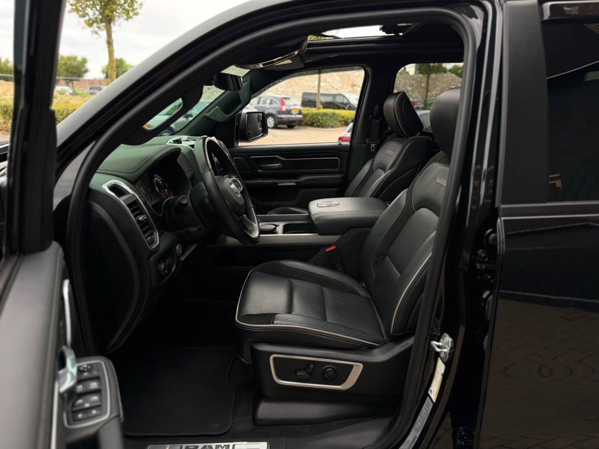 Dodge Ram 1500 Dodge Ram 1500 5.7 V8 4×4 Crew Cab 401PK Laramie Bom volle opties Pano Groot Navi breed set velgen zeer nette!!
