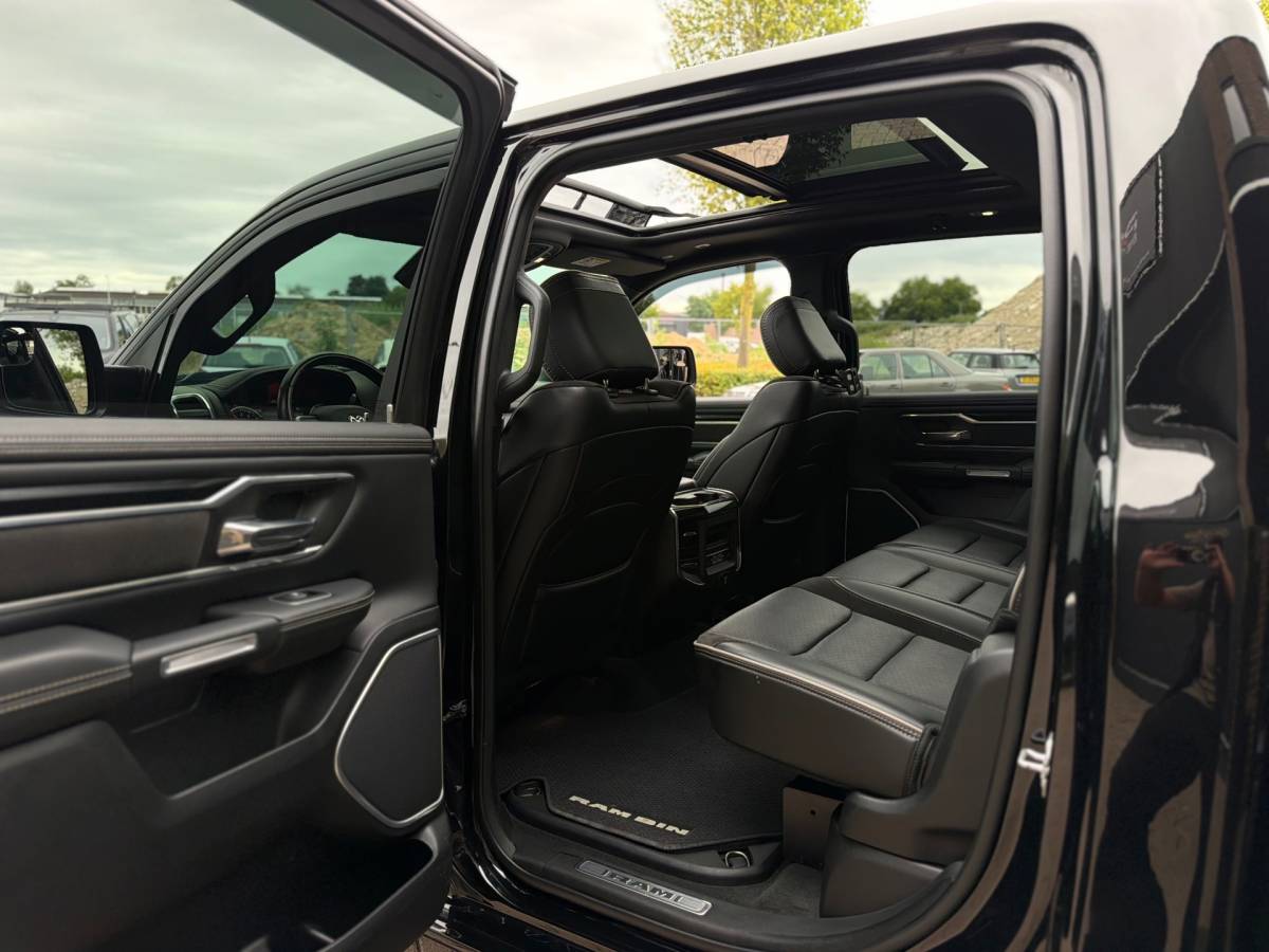 Dodge Ram 1500 Dodge Ram 1500 5.7 V8 4×4 Crew Cab 401PK Laramie Bom volle opties Pano Groot Navi breed set velgen zeer nette!!