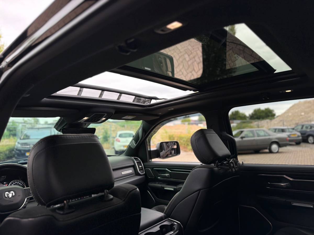 Dodge Ram 1500 Dodge Ram 1500 5.7 V8 4×4 Crew Cab 401PK Laramie Bom volle opties Pano Groot Navi breed set velgen zeer nette!!