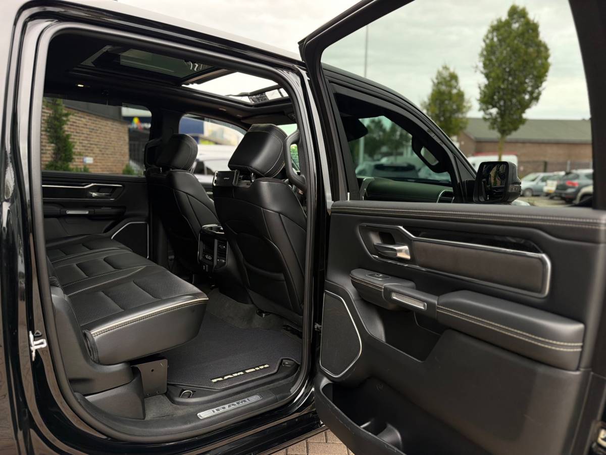 Dodge Ram 1500 Dodge Ram 1500 5.7 V8 4×4 Crew Cab 401PK Laramie Bom volle opties Pano Groot Navi breed set velgen zeer nette!!