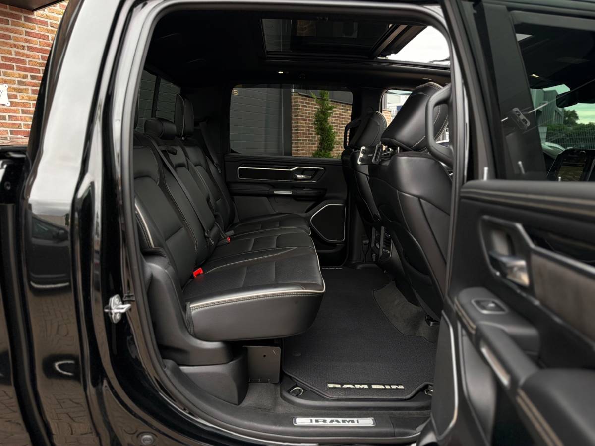 Dodge Ram 1500 Dodge Ram 1500 5.7 V8 4×4 Crew Cab 401PK Laramie Bom volle opties Pano Groot Navi breed set velgen zeer nette!!