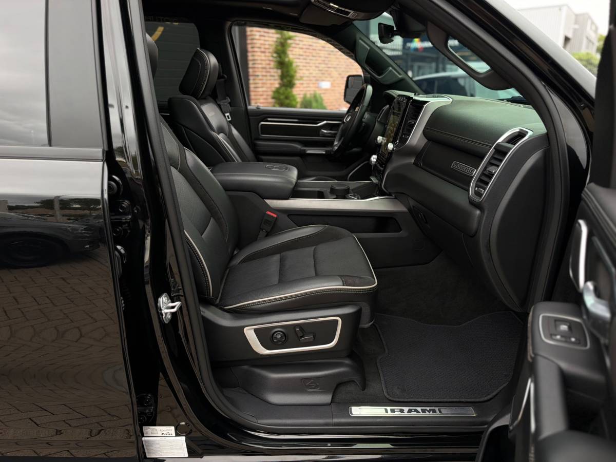 Dodge Ram 1500 Dodge Ram 1500 5.7 V8 4×4 Crew Cab 401PK Laramie Bom volle opties Pano Groot Navi breed set velgen zeer nette!!