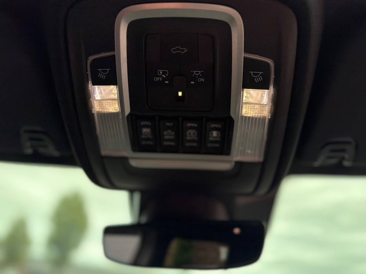 Dodge Ram 1500 Dodge Ram 1500 5.7 V8 4×4 Crew Cab 401PK Laramie Bom volle opties Pano Groot Navi breed set velgen zeer nette!!