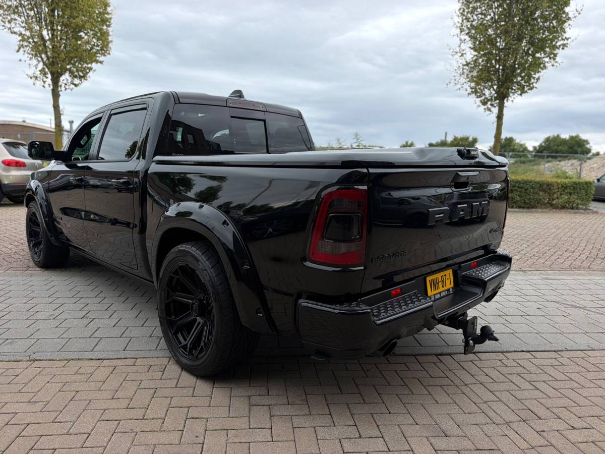 Dodge Ram 1500 Dodge Ram 1500 5.7 V8 4×4 Crew Cab 401PK Laramie Bom volle opties Pano Groot Navi breed set velgen zeer nette!!