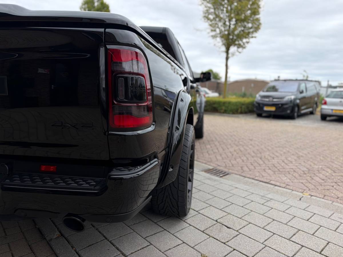 Dodge Ram 1500 Dodge Ram 1500 5.7 V8 4×4 Crew Cab 401PK Laramie Bom volle opties Pano Groot Navi breed set velgen zeer nette!!