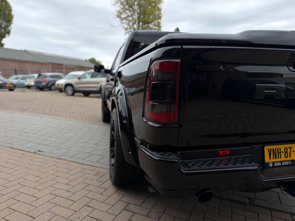 Dodge Ram 1500 Dodge Ram 1500 5.7 V8 4×4 Crew Cab 401PK Laramie Bom volle opties Pano Groot Navi breed set velgen zeer nette!!
