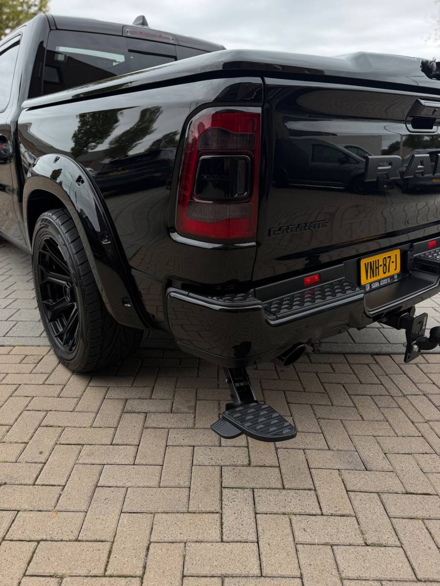 Dodge Ram 1500 Dodge Ram 1500 5.7 V8 4×4 Crew Cab 401PK Laramie Bom volle opties Pano Groot Navi breed set velgen zeer nette!!