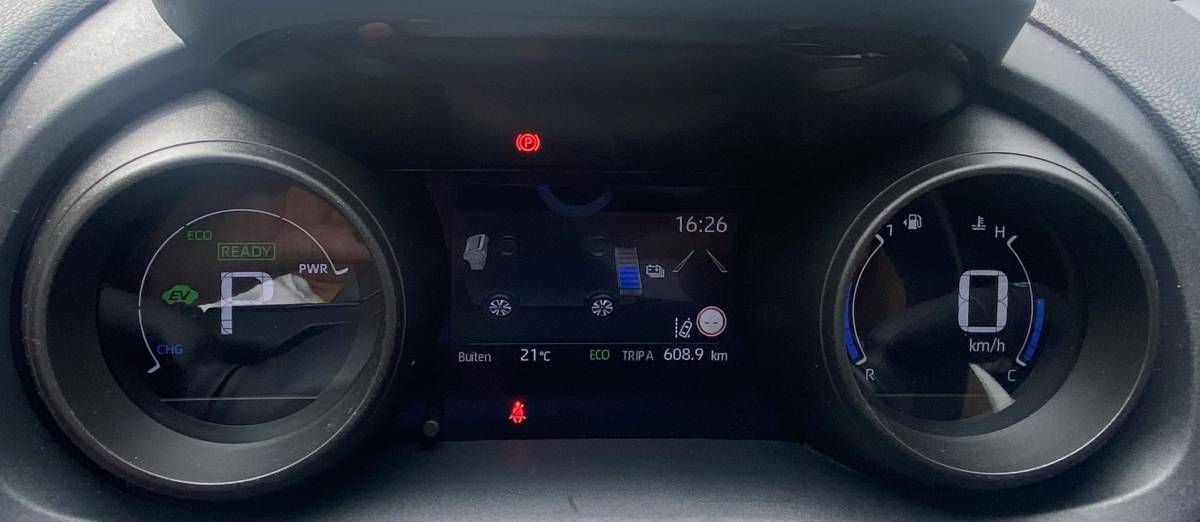 Toyota Yaris Toyota Yaris 1.5 Hybrid Dynamic/ Virtual CP/ DriveAssist/ CarPlay/ Fabrieksgarantie/ NAP/ Dealeronderhouden