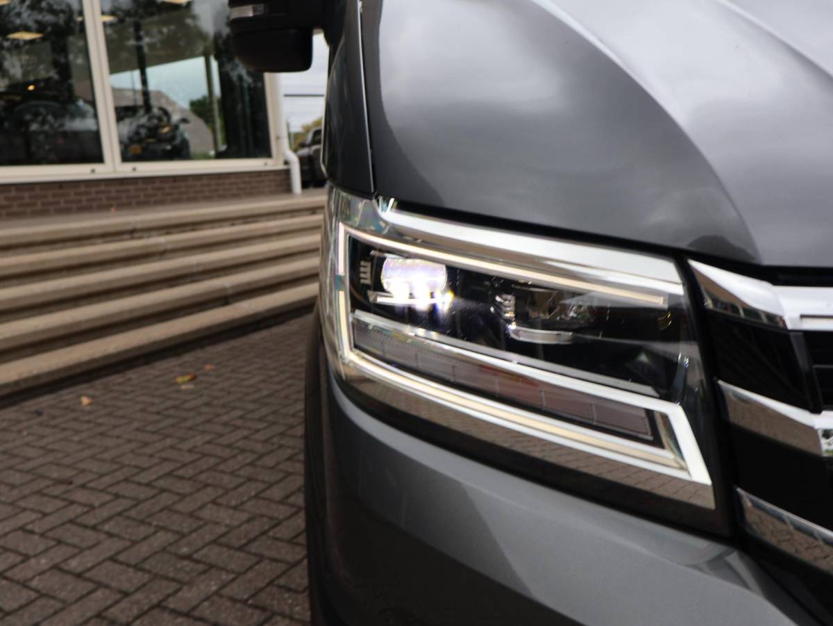 Volkswagen Crafter Volkswagen Crafter 35 2.0 TDI 177 PK 4MOTION 4X4 DSG L3H3 + 3000 KG TH | LED | MASSAGE | STANDKACHEL