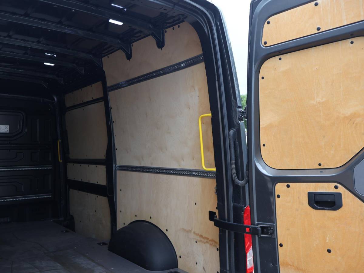Volkswagen Crafter Volkswagen Crafter 35 2.0 TDI 177 PK 4MOTION 4X4 DSG L3H3 + 3000 KG TH | LED | MASSAGE | STANDKACHEL
