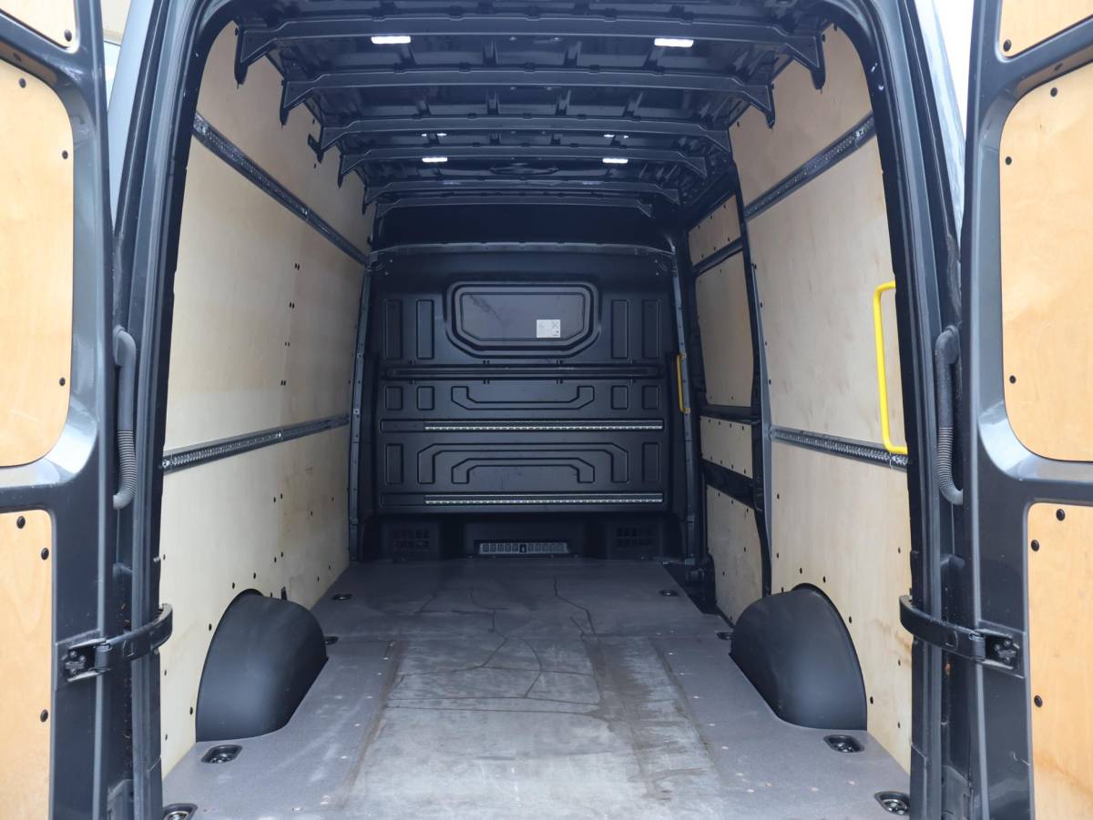 Volkswagen Crafter Volkswagen Crafter 35 2.0 TDI 177 PK 4MOTION 4X4 DSG L3H3 + 3000 KG TH | LED | MASSAGE | STANDKACHEL