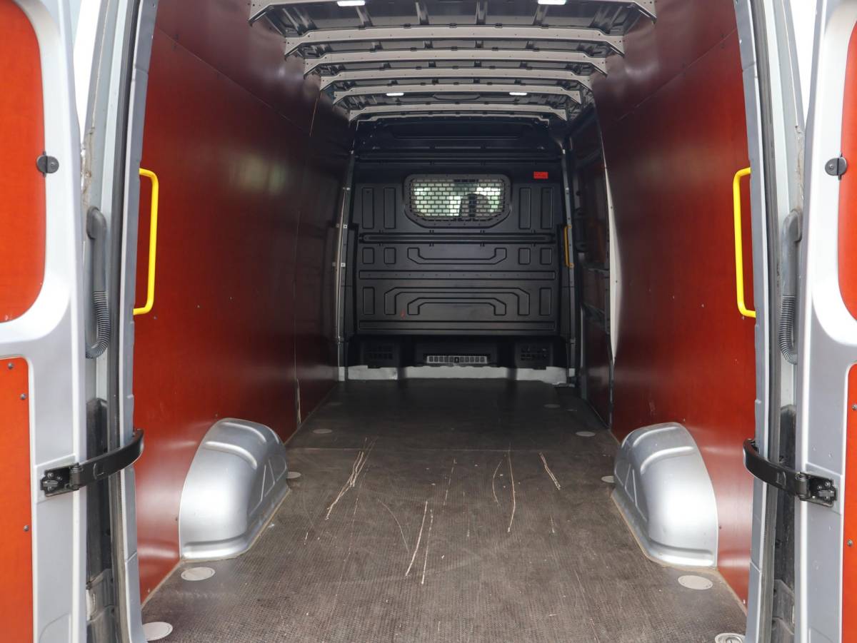 Volkswagen Crafter Volkswagen Crafter 35 2.0 TDI 140 PK DSG L4H3 + 3000 KG TREKHAAK | CAMERA | CARPLAY | NAVIGATIE