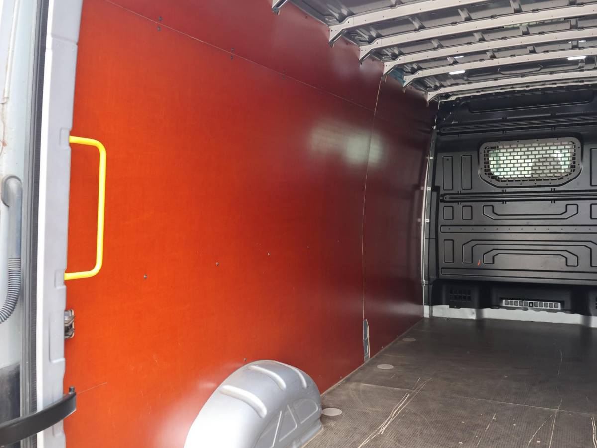 Volkswagen Crafter Volkswagen Crafter 35 2.0 TDI 140 PK DSG L4H3 + 3000 KG TREKHAAK | CAMERA | CARPLAY | NAVIGATIE