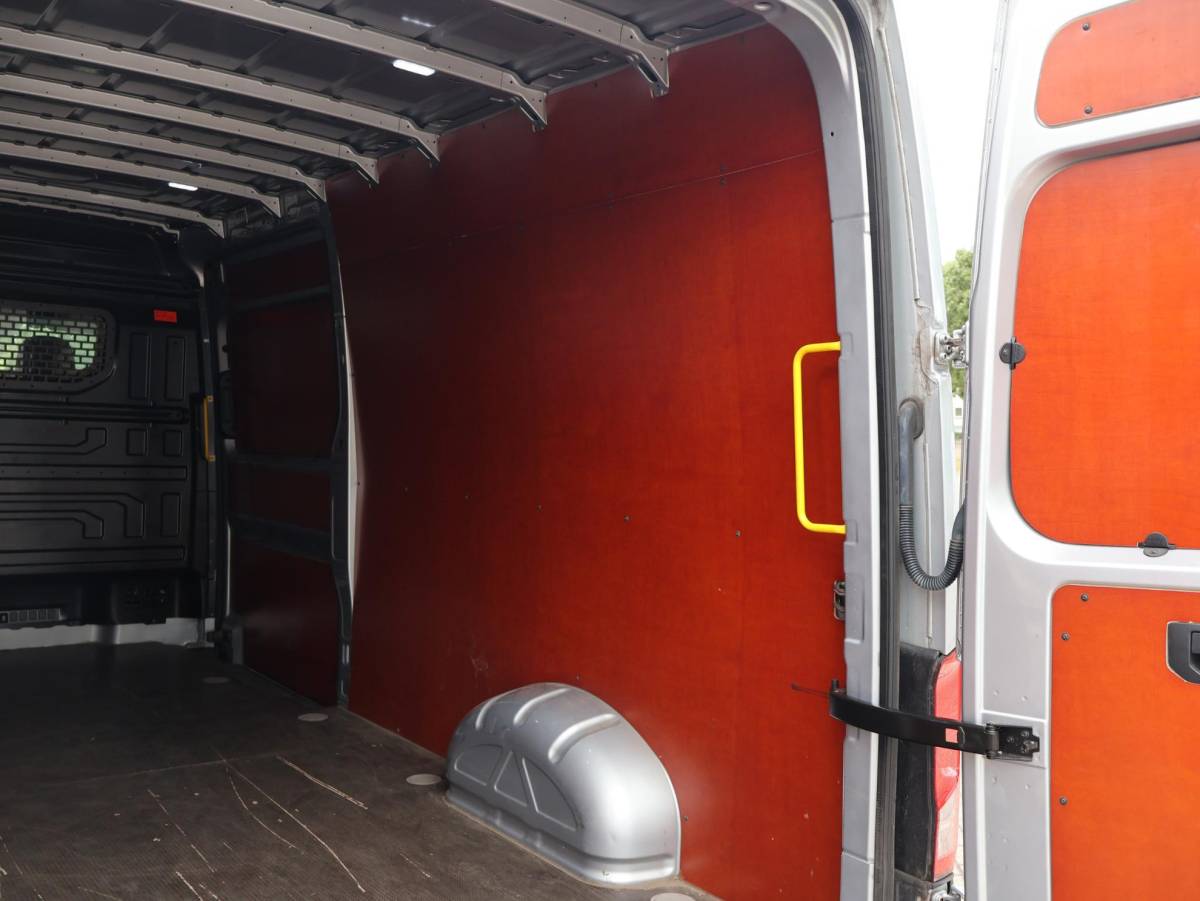 Volkswagen Crafter Volkswagen Crafter 35 2.0 TDI 140 PK DSG L4H3 + 3000 KG TREKHAAK | CAMERA | CARPLAY | NAVIGATIE